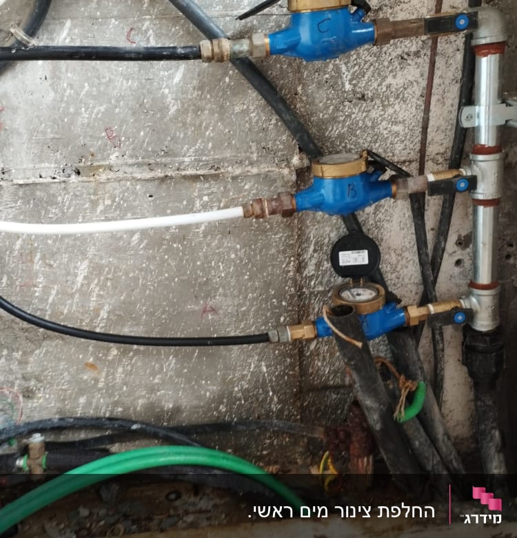 צינורות מים עם מד מים וברזים כחולים